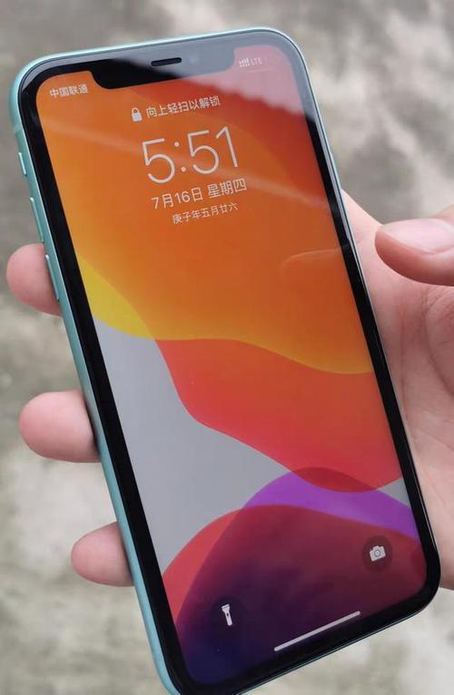 为什么安卓手机都用打孔屏，iPhone还坚持刘海屏？